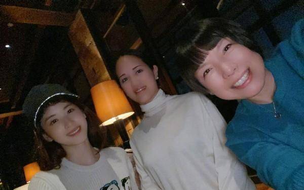 章泽天|章泽天小年夜参加聚会，身家百亿成顶级豪门妇，不站C位依旧抢镜