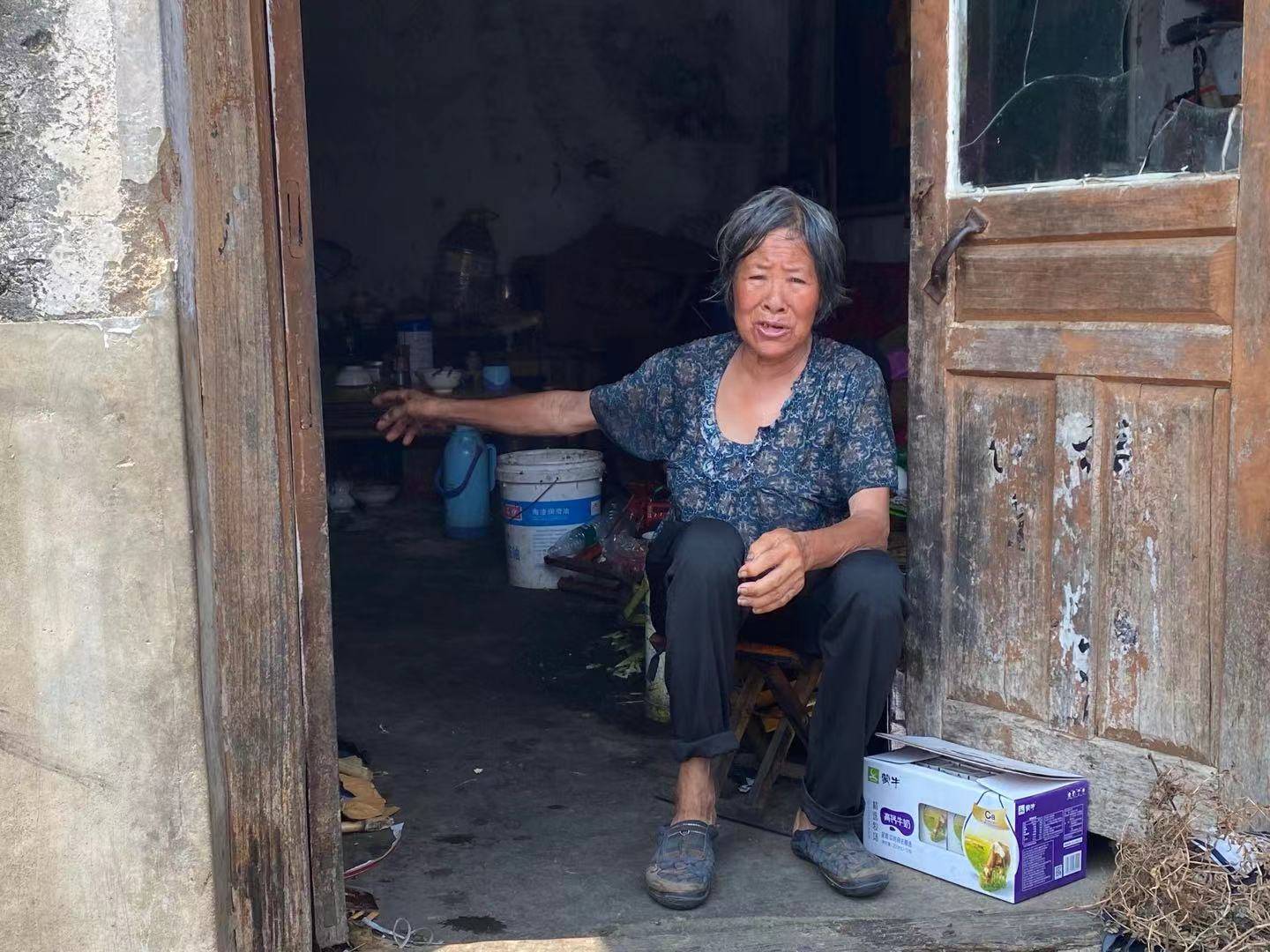 母亲遗体在深山中发现父亲常年不归年迈老人以泪洗面给孩子找个好人家