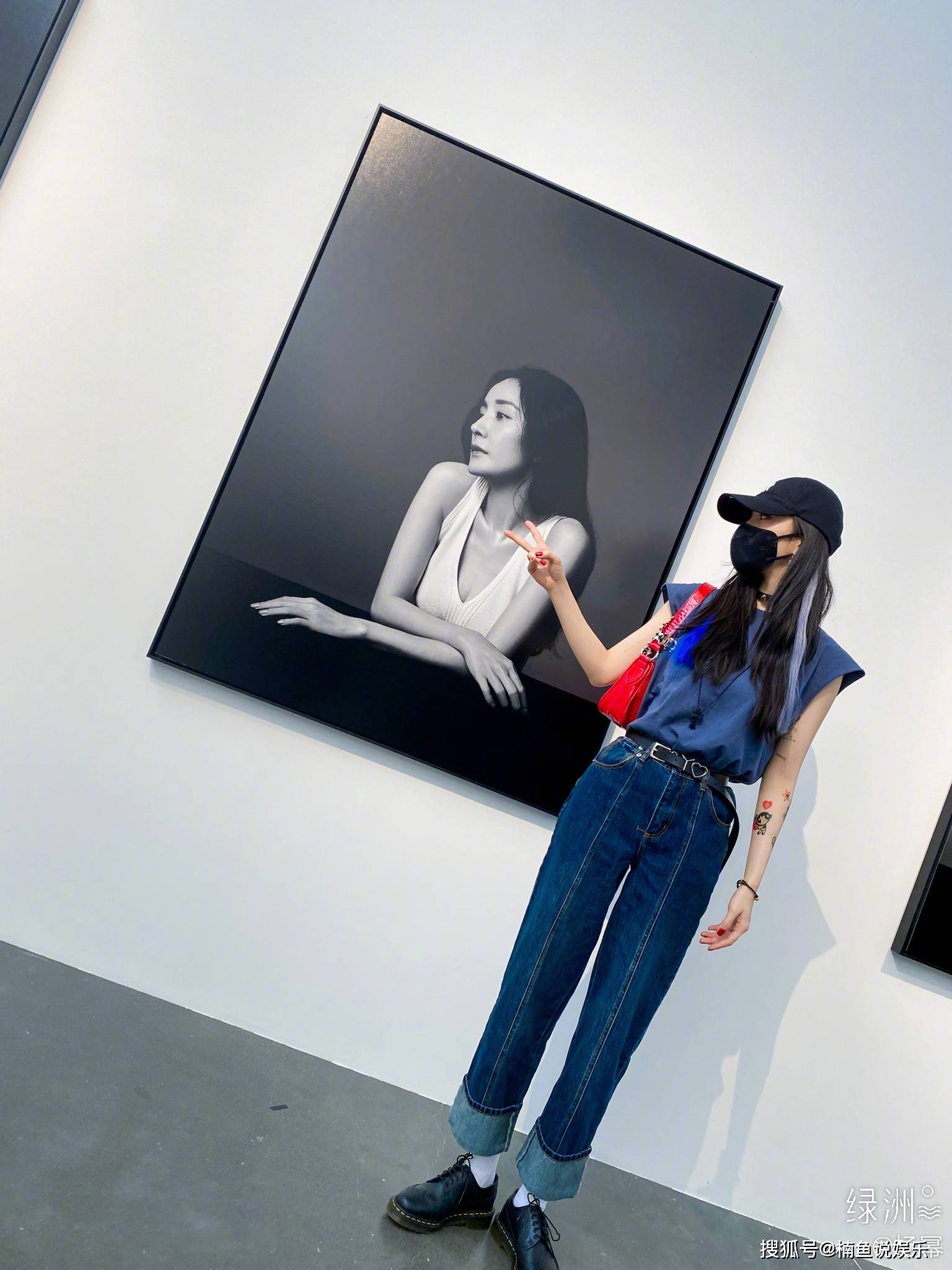 女王|杨幂真是人美又会穿，打扮清凉看画展，却被手臂上纹身贴抢镜