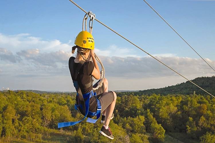 在一起,借助高度差,从高处的发射台顺势而下,以较高的速度完成滑翔