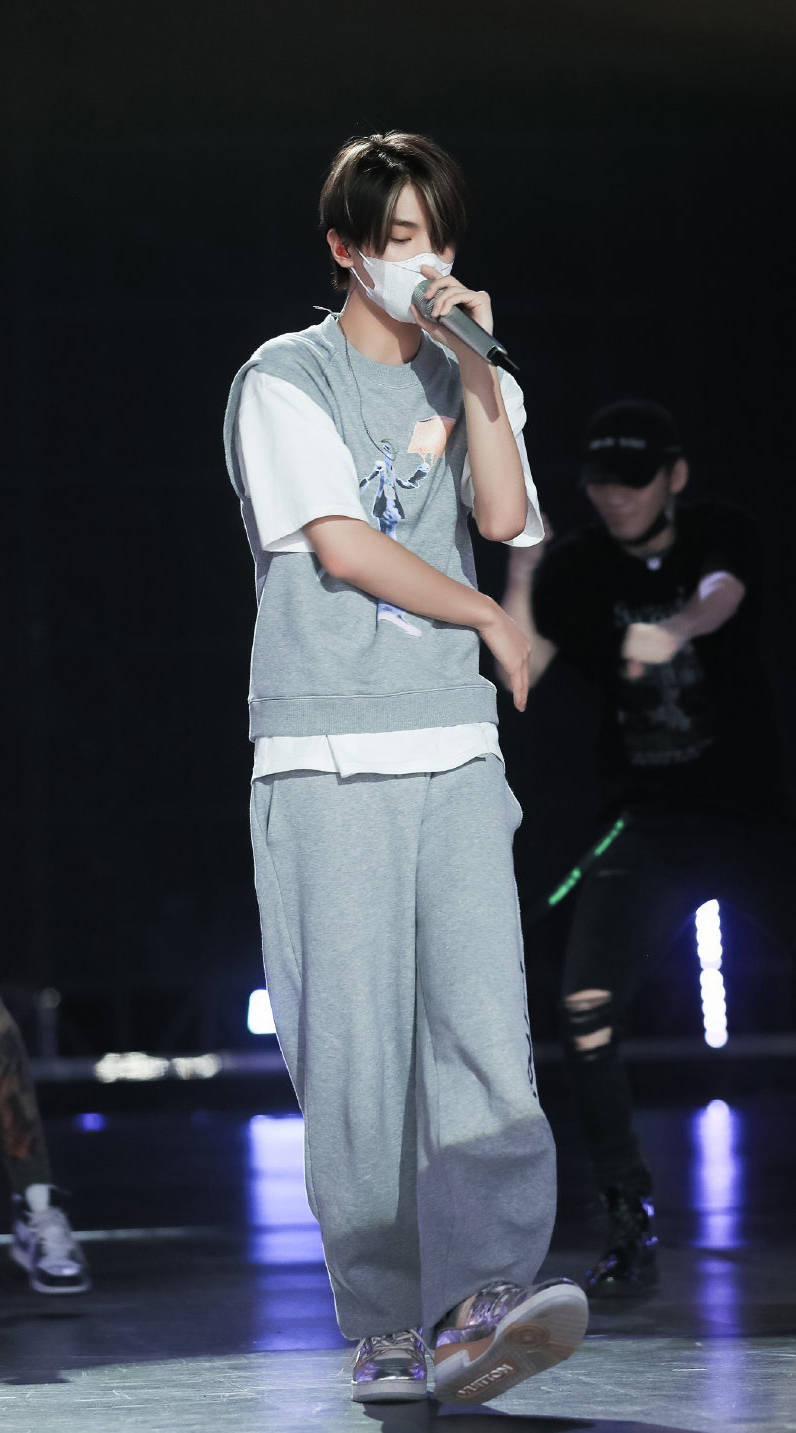 一身|江苏五龙——黄明昊的日常穿搭，小朋友却男友力爆棚！