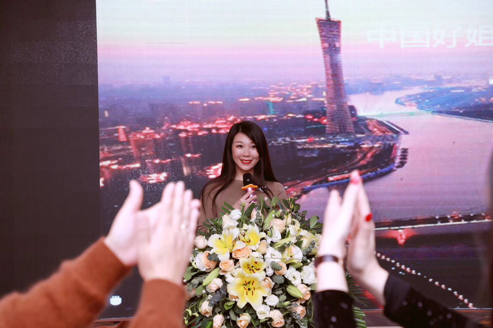 戴美纪李美玲以个人小美成就中华大美