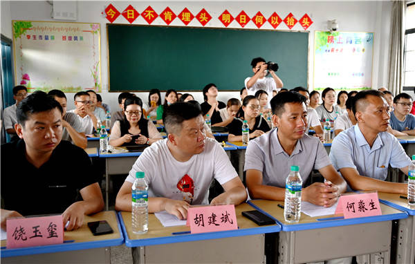 演讲结束,八位教师现场被聘为班主任,县教体局,城南中学的领导和作为