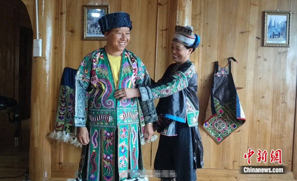 苗族夫妻历时3年用蚕丝绣百鸟衣欲留作传家宝
