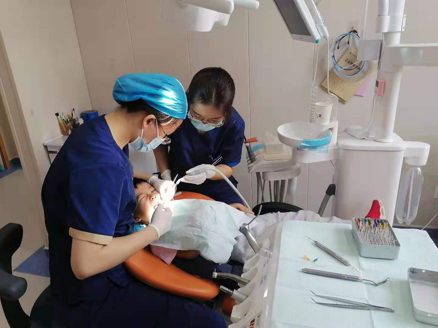 正在看牙医的照片图片