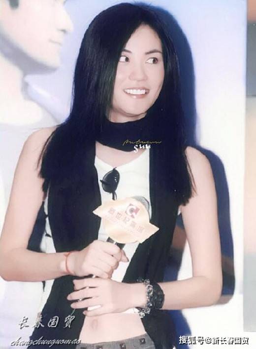 王菲21年前旧照曝光,长直发露脐装笑容灿烂甜美