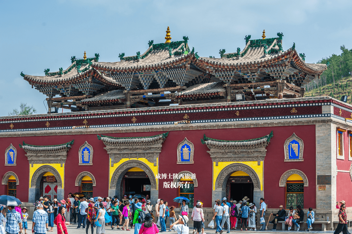 塔尔寺下图为在景区内拍摄的人物大金瓦寺是塔尔寺宗教组织的最高权力