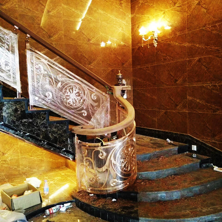 酒店围观着一款单支铜k金栏杆楼梯新造型