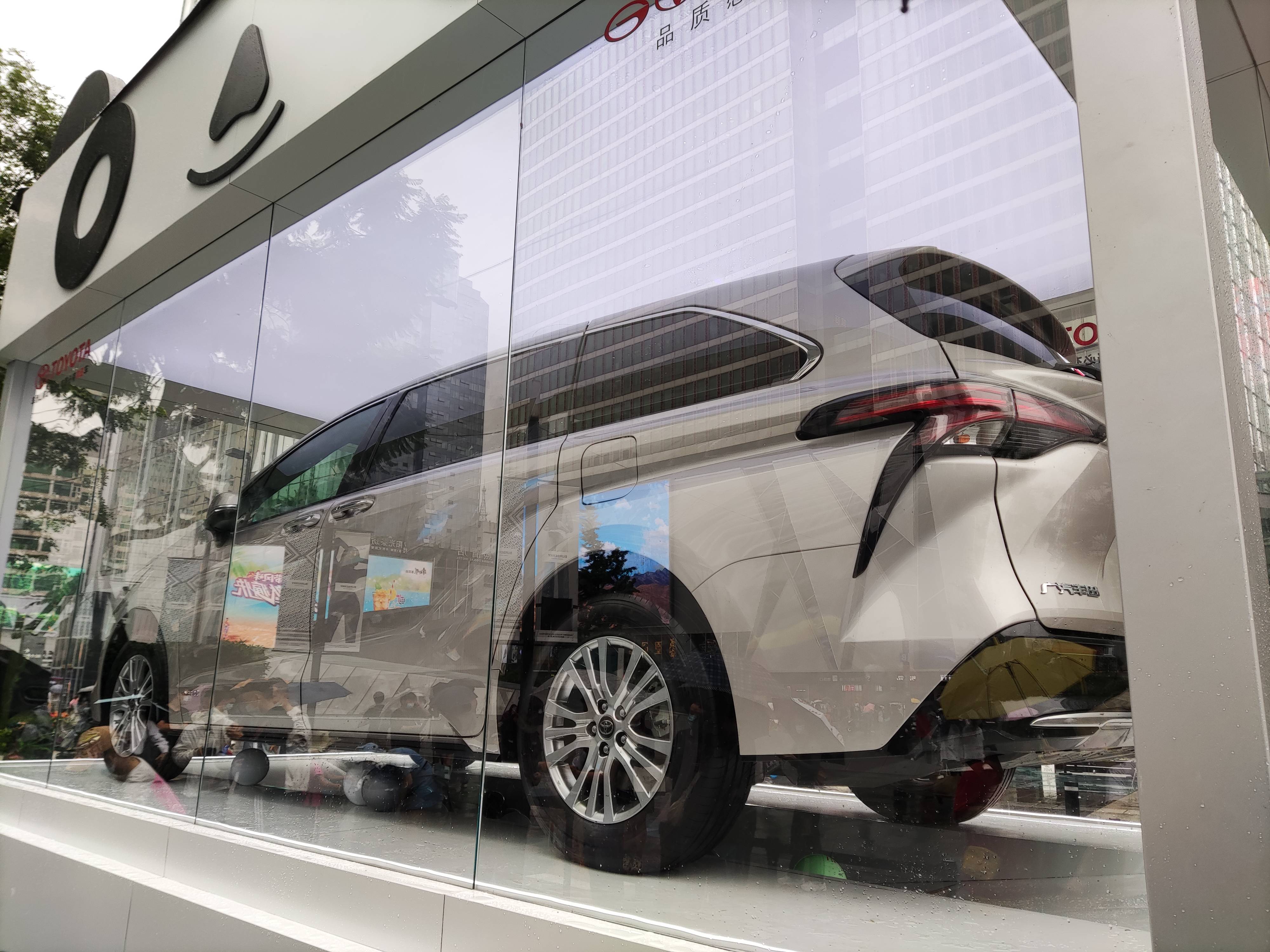 2021成都车展展前报道:广汽丰田赛那sienna亮相成都春熙路