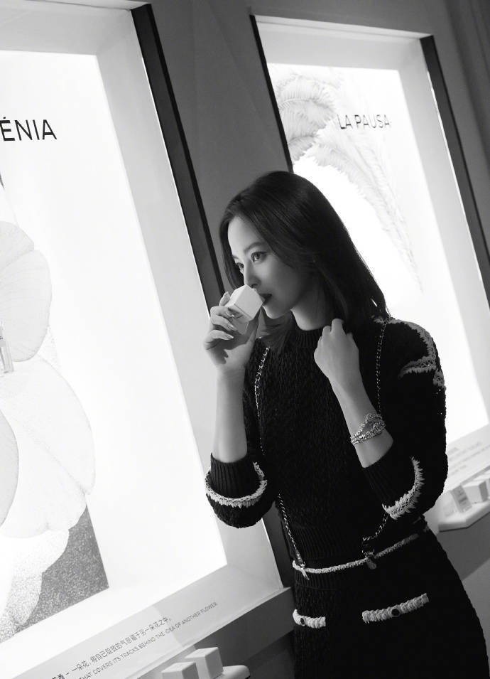 辛芷蕾优雅亮相香水展 法式轻松格调高级有质感