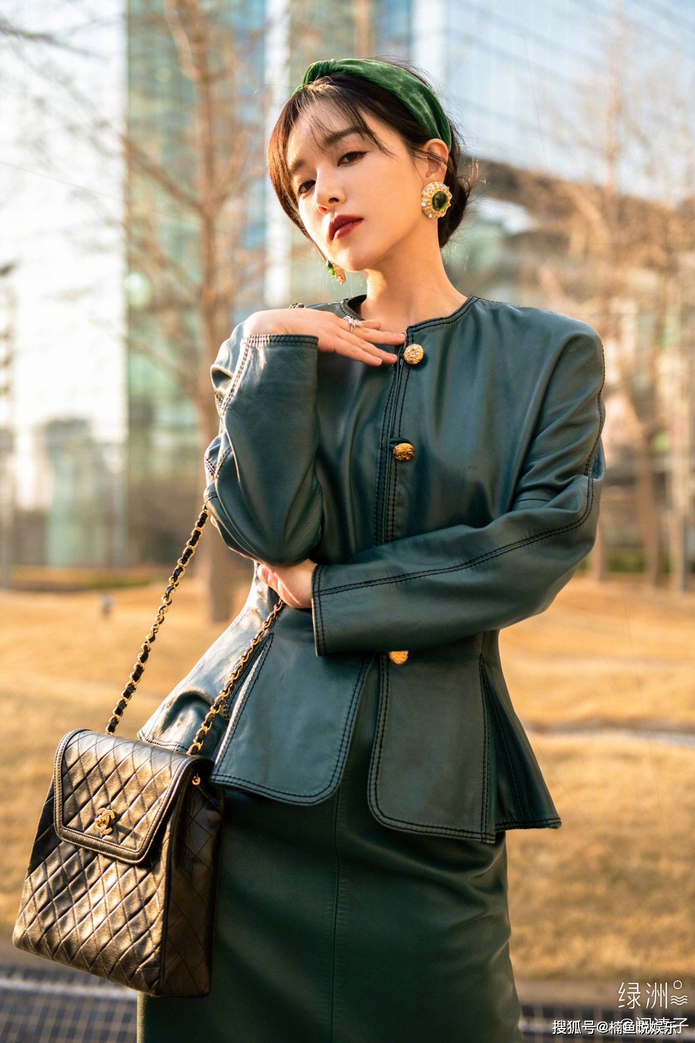 美人|33岁阚清子好会打扮，墨绿色小皮裙穿出贵妇感，妥妥的复古美人