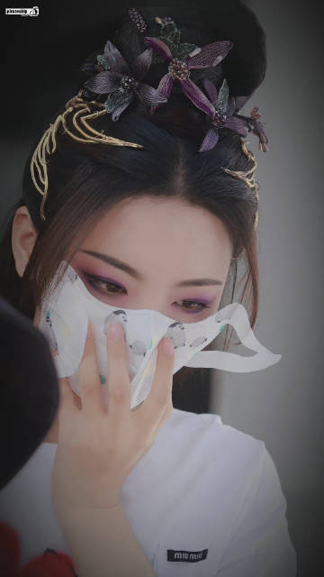 目测|杨超越紫魔出妆路透