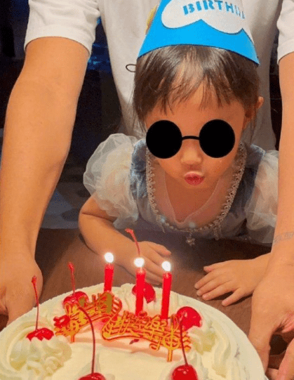 与前妻合体为小女儿庆生,男方晒照时为避嫌,特意把前妻打码_郑云灿