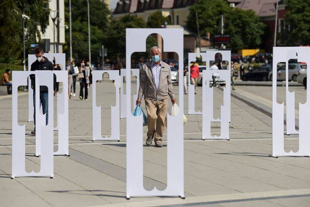 科索沃摆放人形纸板纪念战争中失踪民众