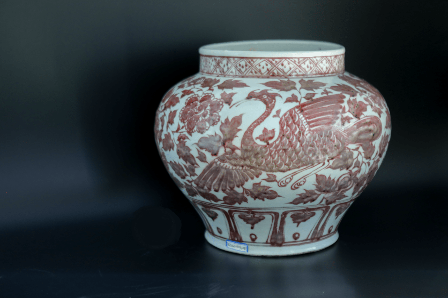 釉里红凤穿牡丹大罐_元代