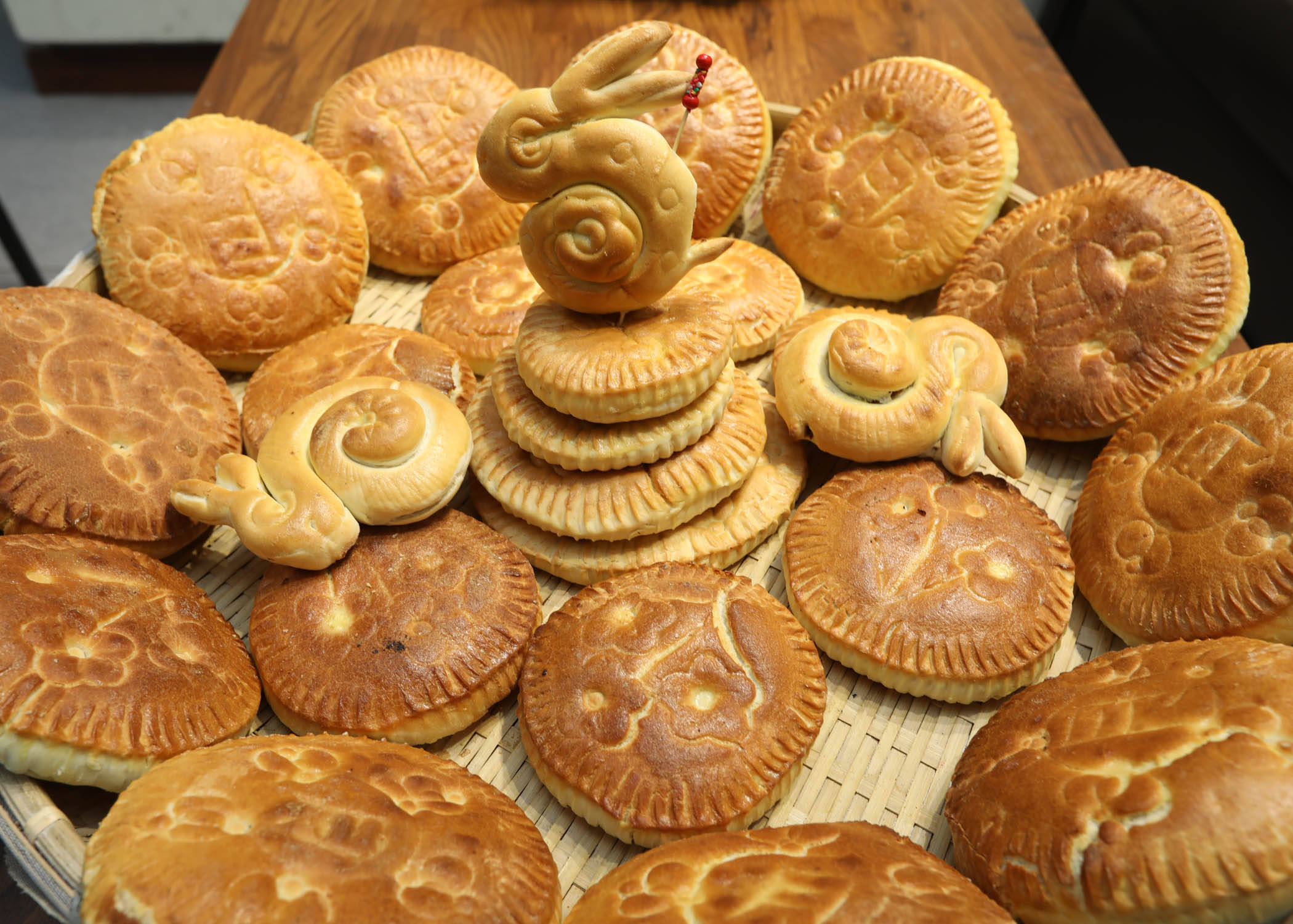 传统纯手工玉兔望月月饼上市了