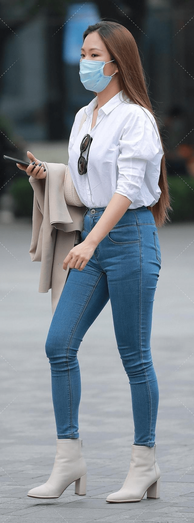 显得|紧身打底裤随风飘扬，显得年轻而充满活力