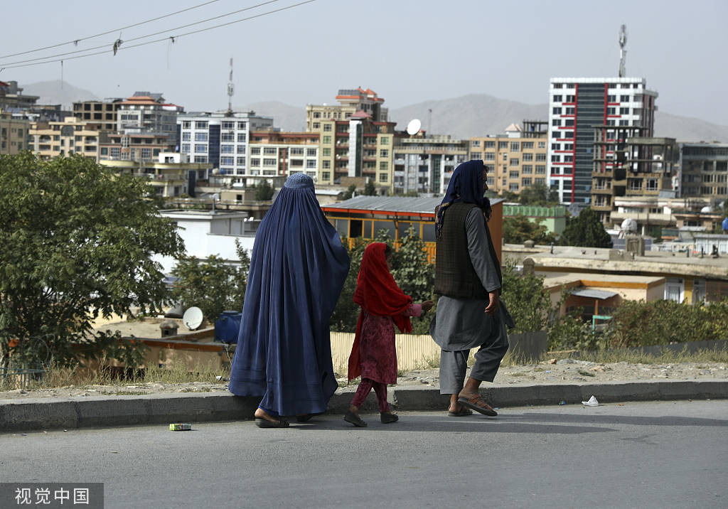 一个阿富汗青年学者的观察:女性穿布卡出门,朋友间来不及告别