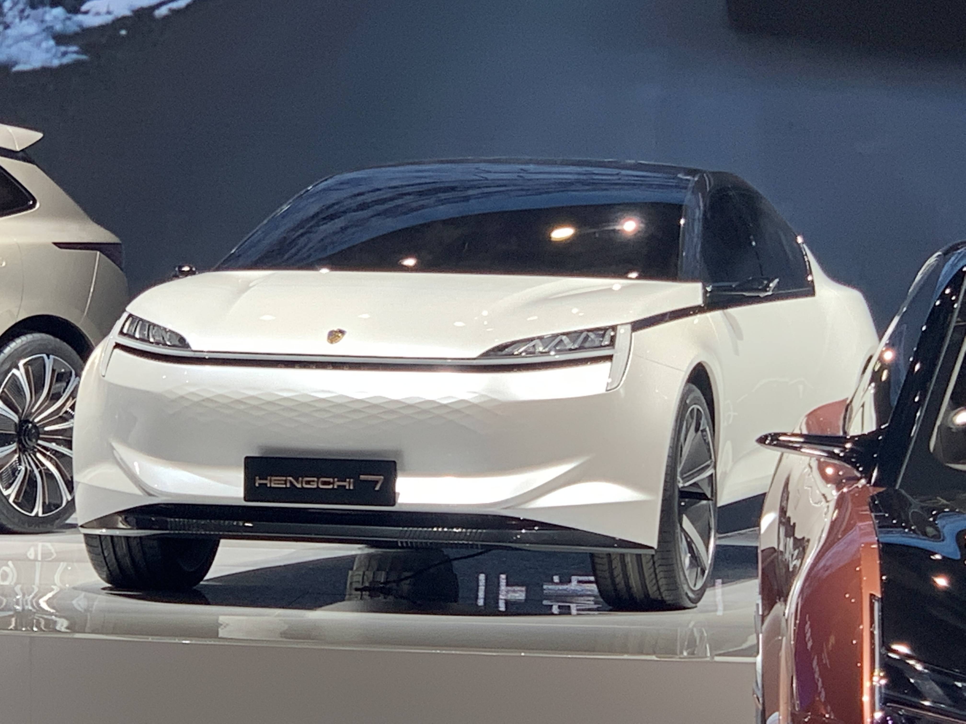 恒驰7前脸的上部分采用了封闭式设计,展现出纯电动车的身份