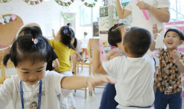 玩具|男孩比女孩晚上半年幼儿园？男孩在公共场合的三个弱势，需要锻炼