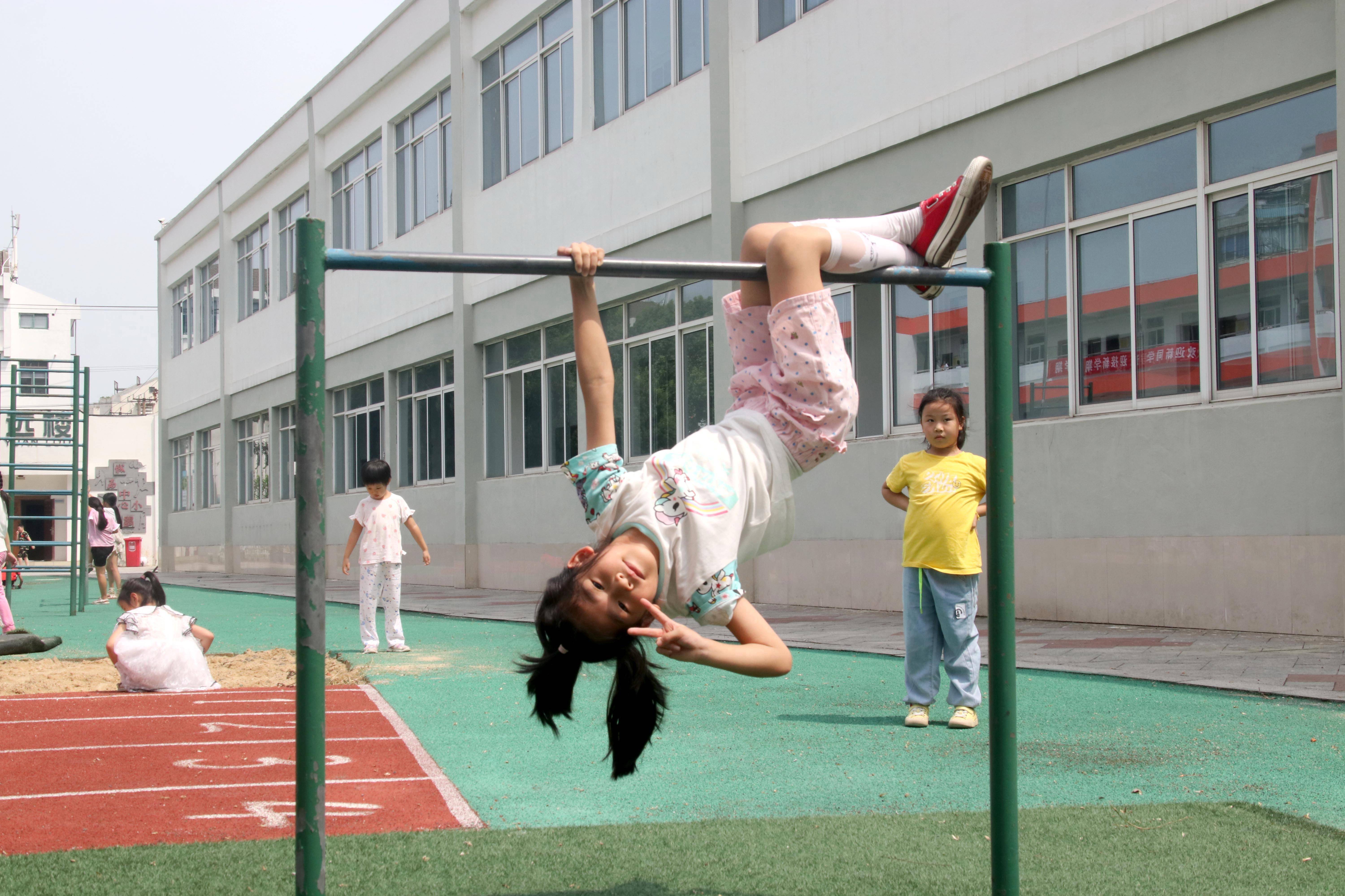 苏州市城西中心小学校学生早晨到校后在操场上进行健身锻炼活动