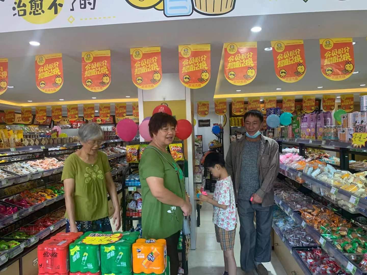 小镇|看陈老板小镇门店的日常,人流不断,零食+果茶,忙碌却快乐