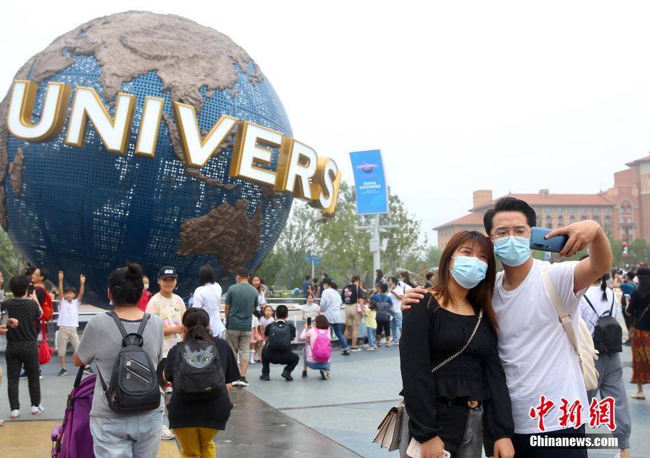 游客参观北京环球城市大道