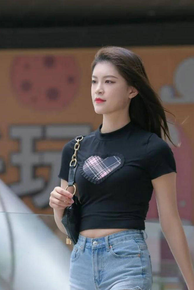 身材|短裤搭配体恤能带来青春与活力的感觉,让女生尽显出元气满满的一面