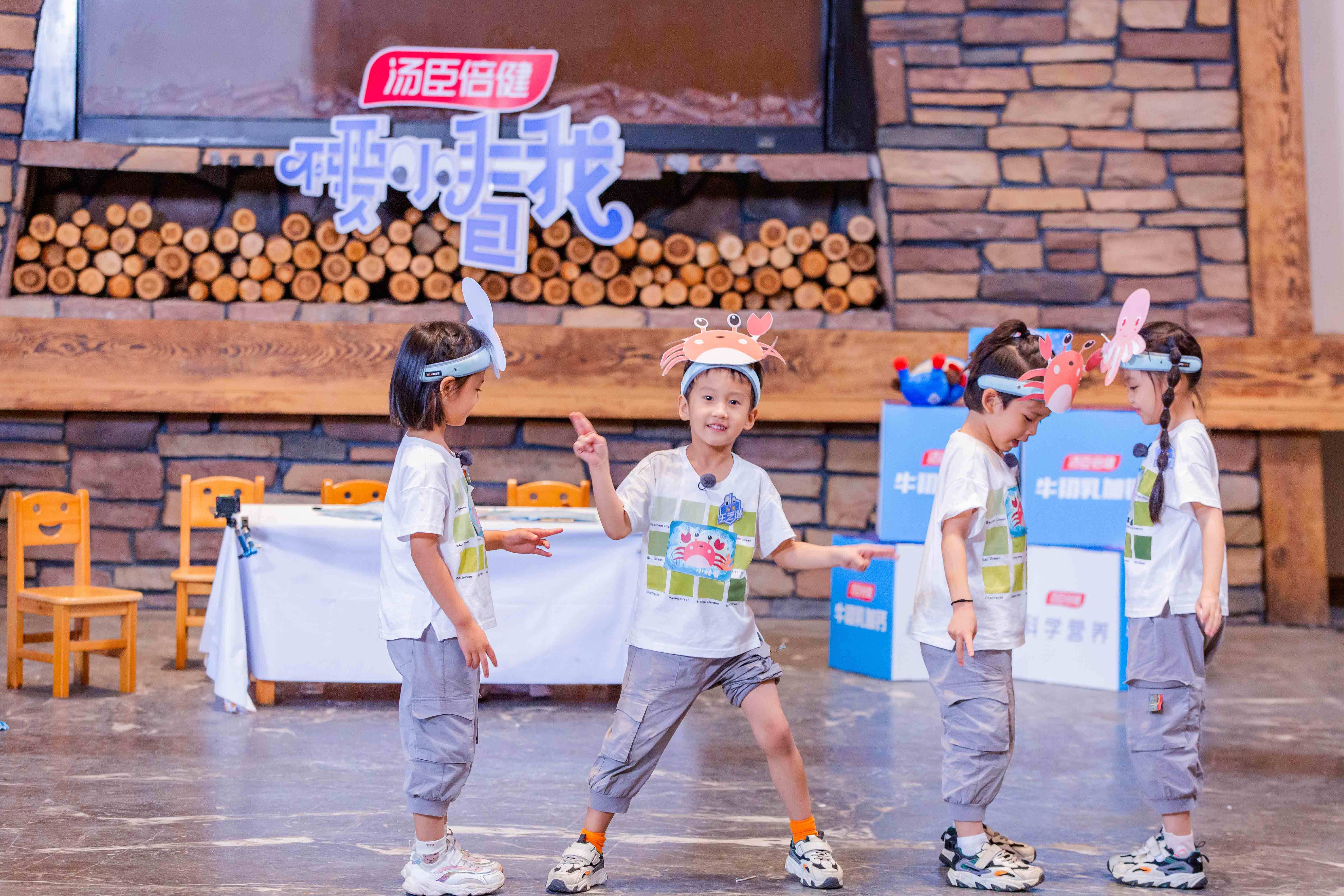 友情|萌娃与父母携手排练毕业大戏 遵从内心书写《不要小看我》