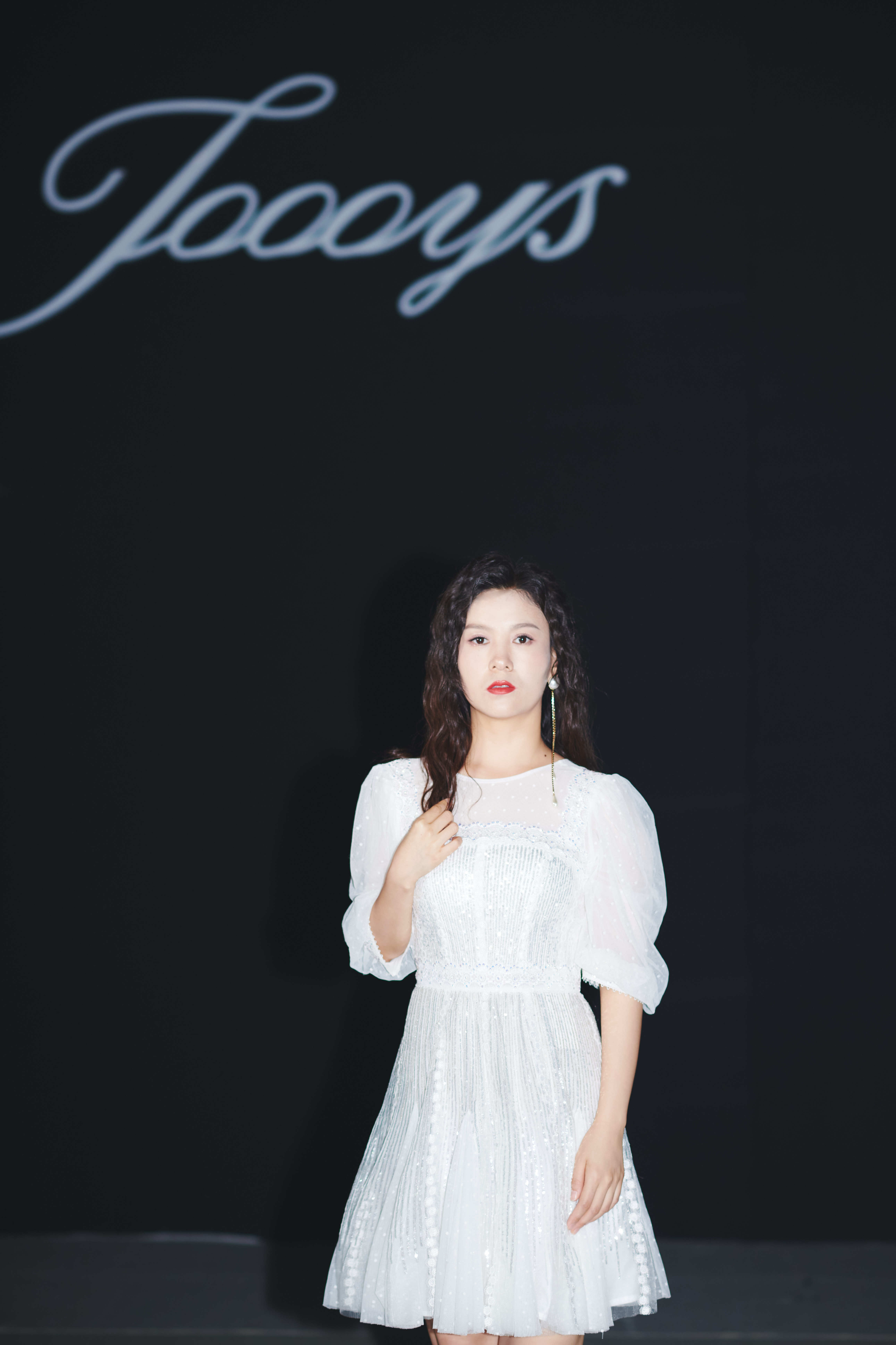 最美外交女主持人刘美希受邀出席中国国际时装周