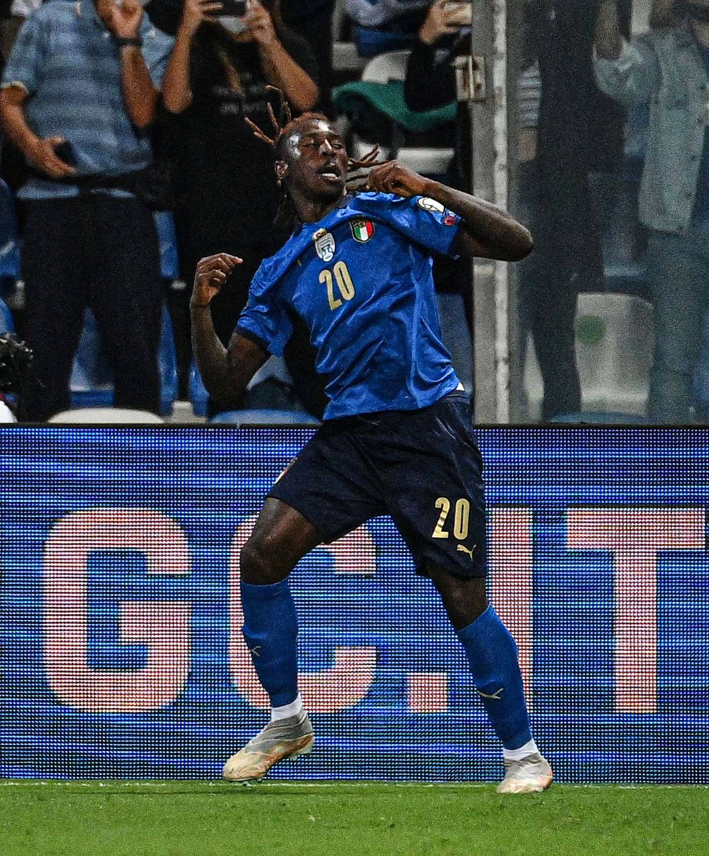 高清图:小基恩激情拥抱意大利新9号 破门翩翩起舞