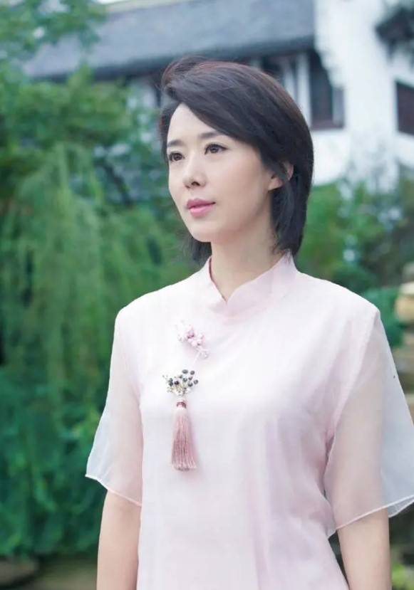 身材|“最美嫦娥”颜丹晨穿粉旗袍好优雅，温柔淡然，美得让人移不开眼