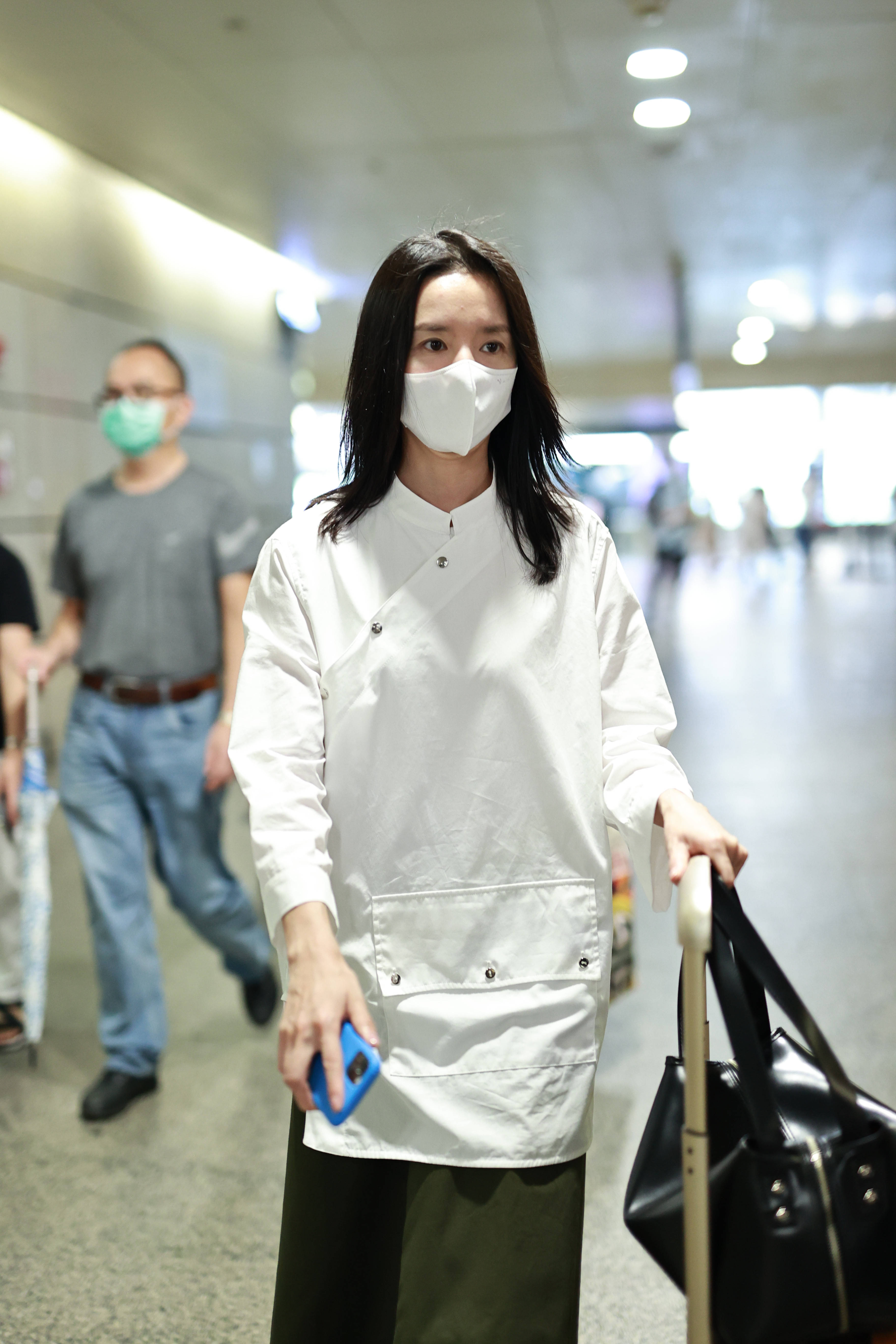 1/ 9 2021年9月12日,上海,董洁现身机场.
