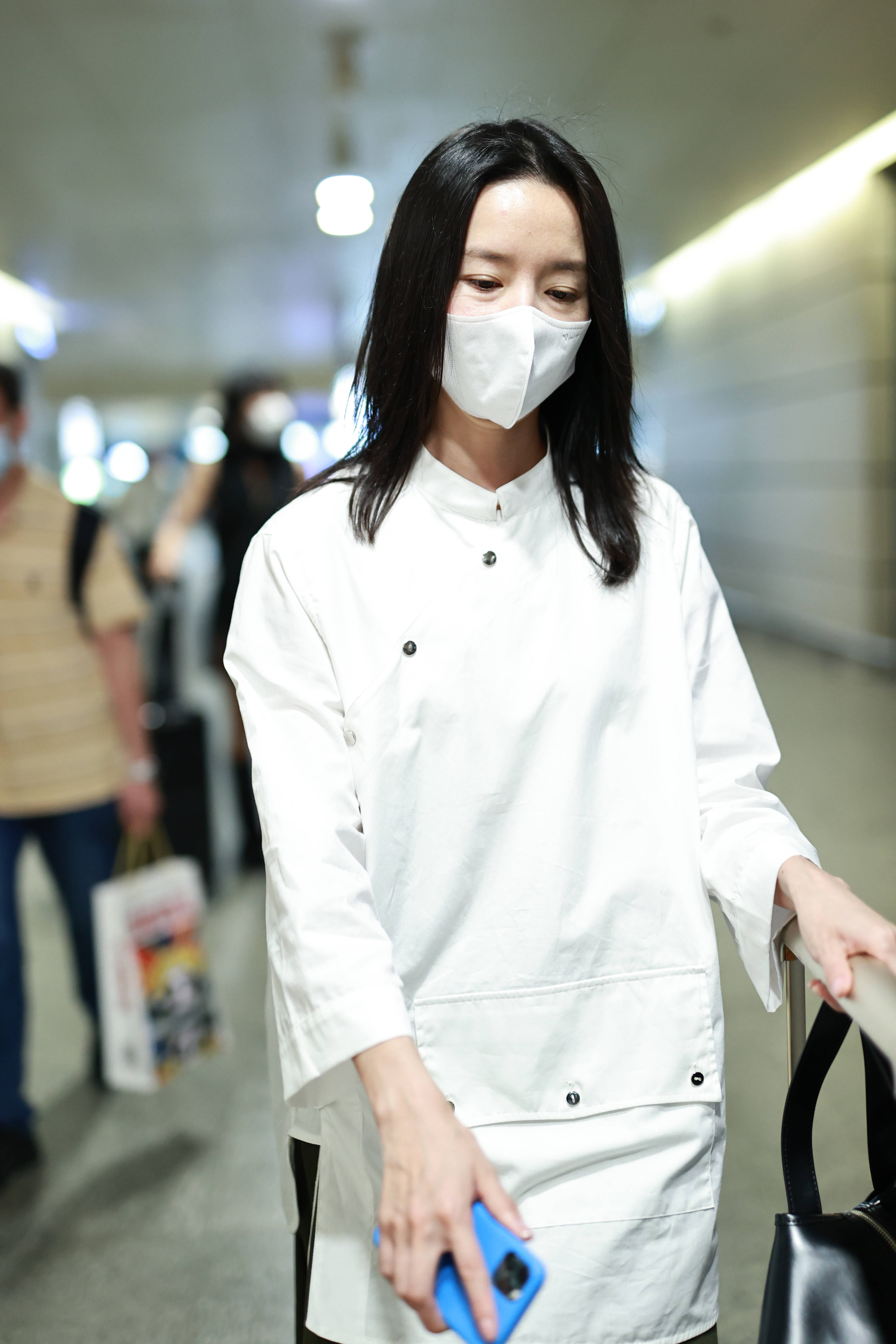 1/ 9 2021年9月12日,上海,董洁现身机场.