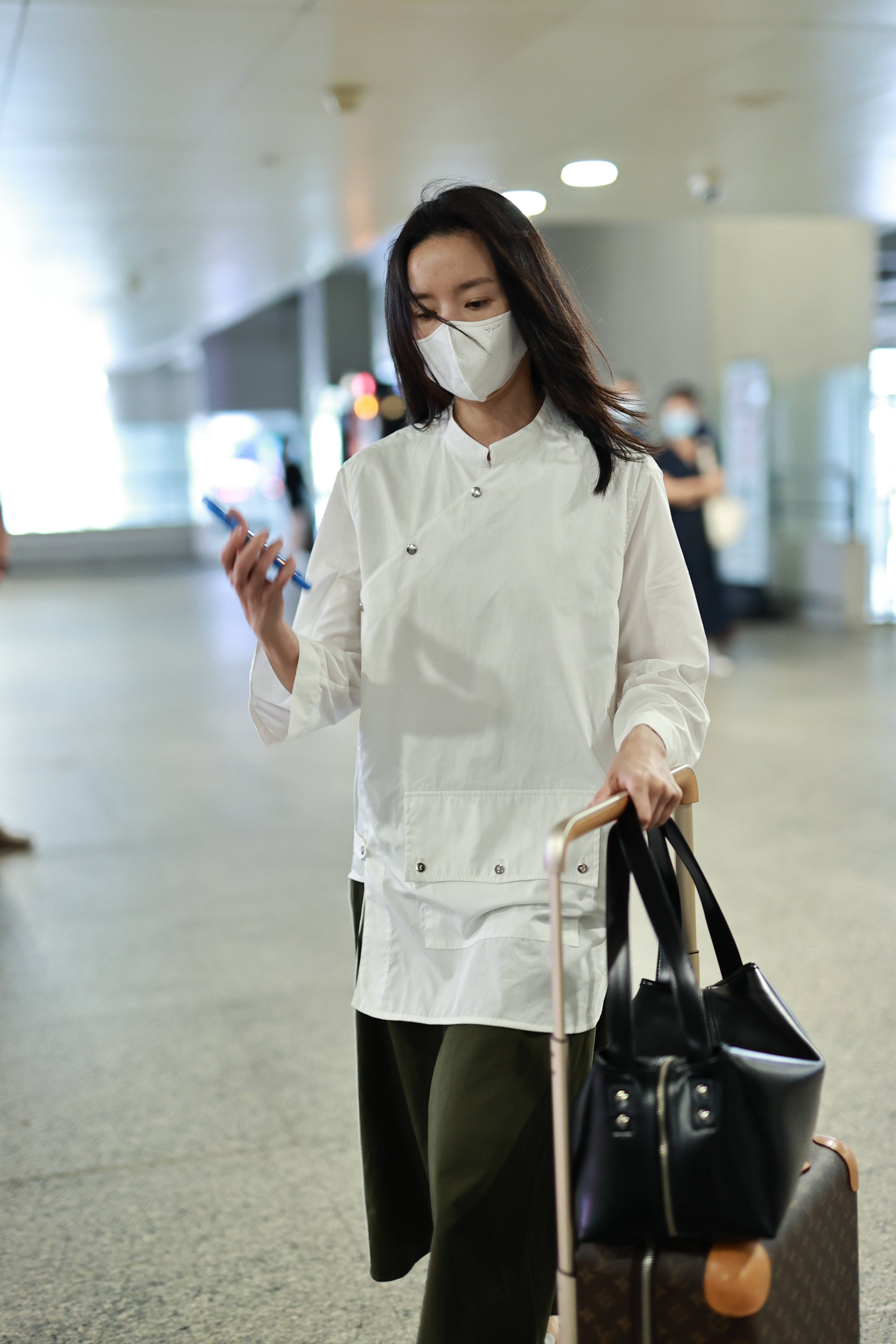1/ 9 2021年9月12日,上海,董洁现身机场.