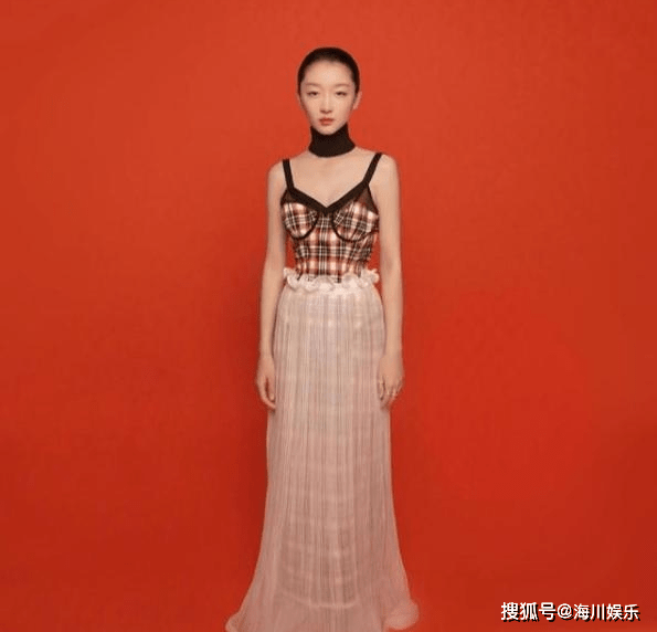 设计|张含韵的童颜脸多年不变，翻红后改穿搭风格，造型有点太大胆了