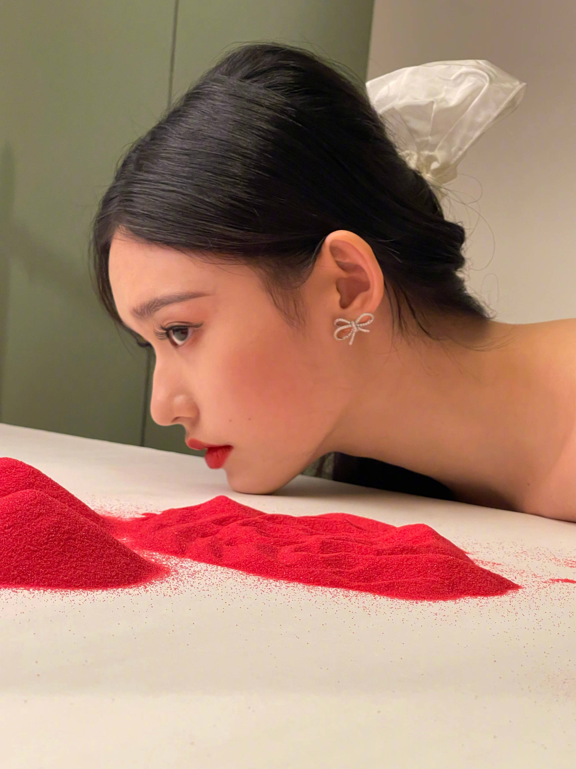 林允晒拍摄花絮生图 秀绝美面庞烈焰红唇性感撩人