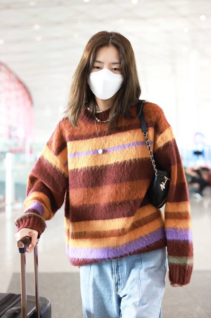 刘雯身着条纹针织衫温和随性