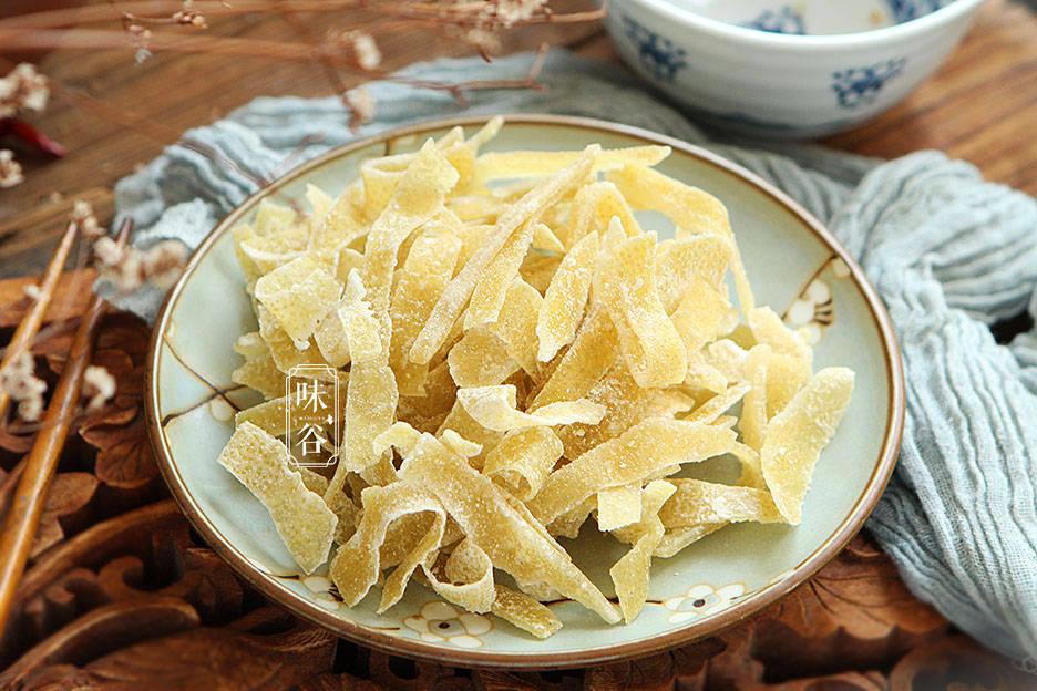 柚子|秋天这果皮扔掉太浪费，做小零食特棒，香甜有嚼劲，嗓子也爽利