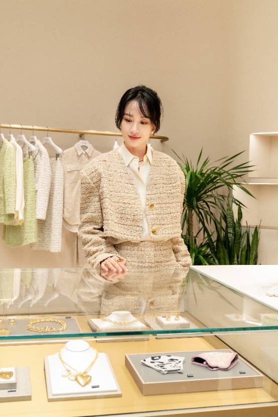 花呢 ST. JOHN上海外滩金融中心BFC精品店焕新揭幕