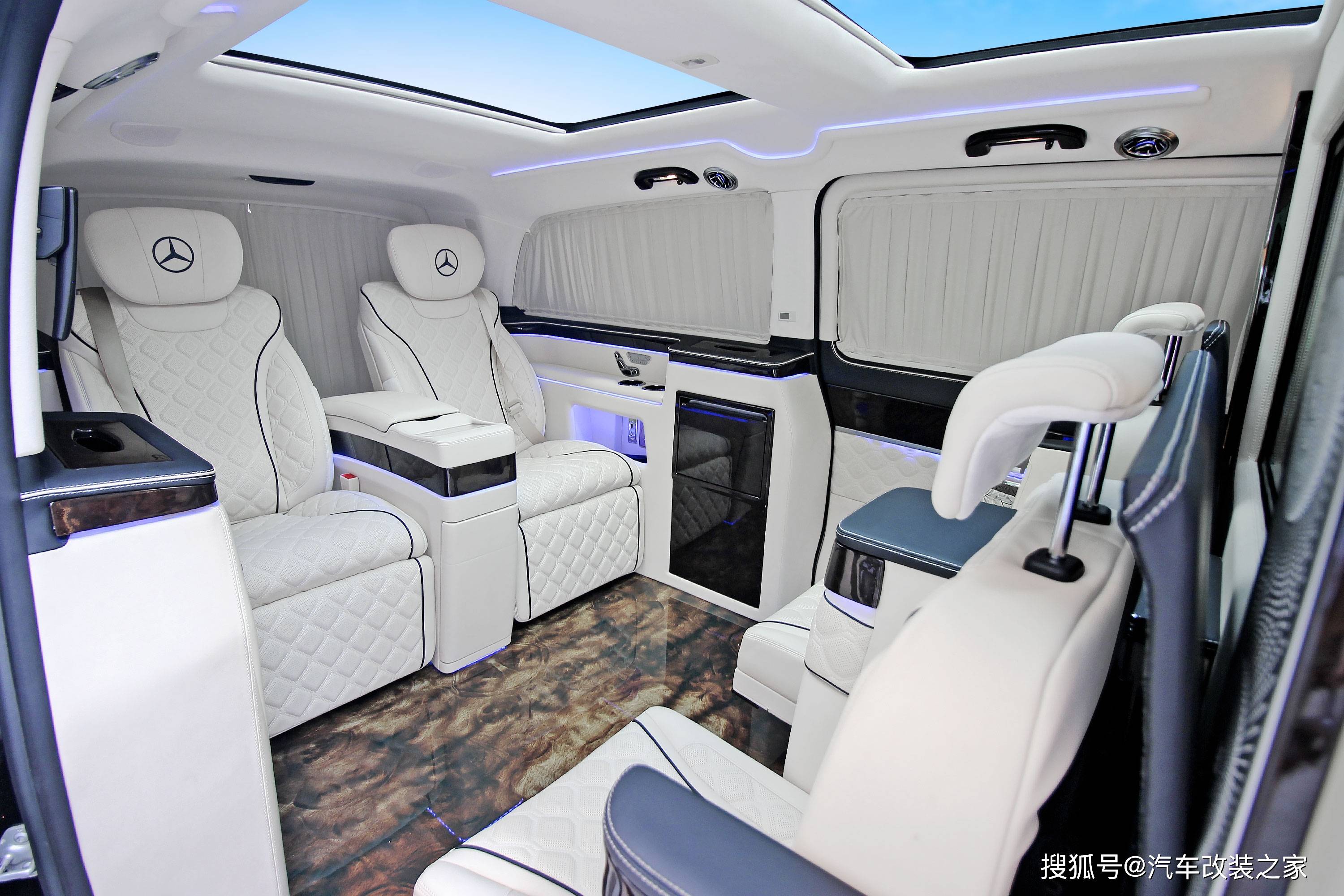 改装V260商务车全隔断内饰 电动双开门的移动私人空间_搜狐汽车_搜狐网