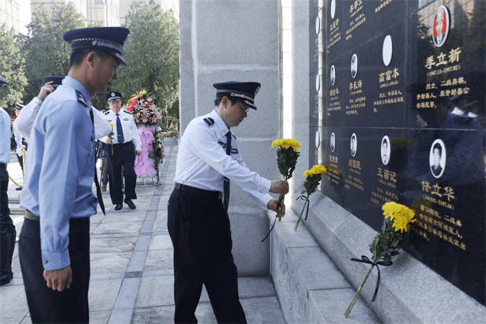 河南省公安厅举行公安英烈纪念活动_顾雪飞