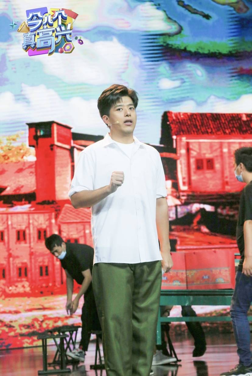 节目中,何欢以一身90年代的装扮出场,为观众带来了小品《恋曲1990》