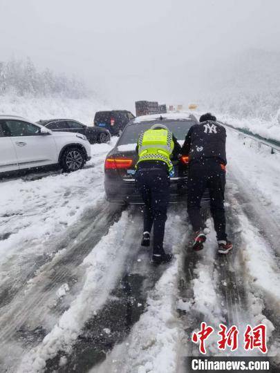 国庆假期冰雪突至 内蒙古交警紧急疏堵-搜狐大视野-搜狐新闻