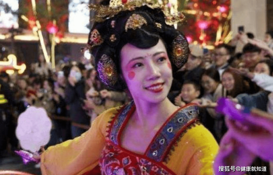 原创不倒翁小姐姐时隔1年回归首秀，游客：非常激动