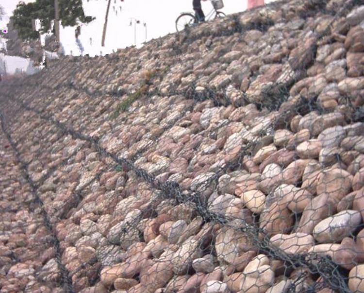 生长以及越冬均有有利因素,所以铅丝石笼护坡也是一种生态结构,因为其