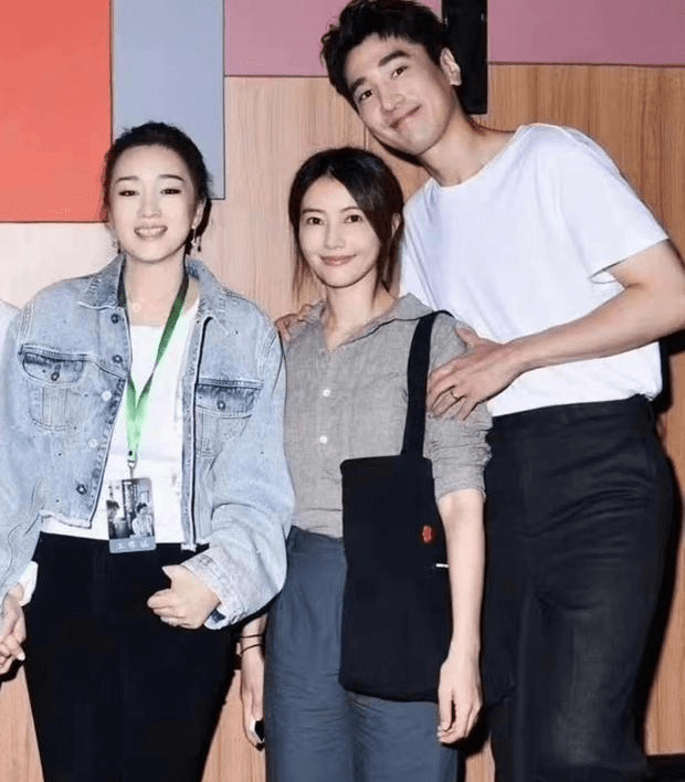 黑色 高圆圆庆42岁拍大片，P变成一个纯洁的女孩，却不修美颜像阿姨