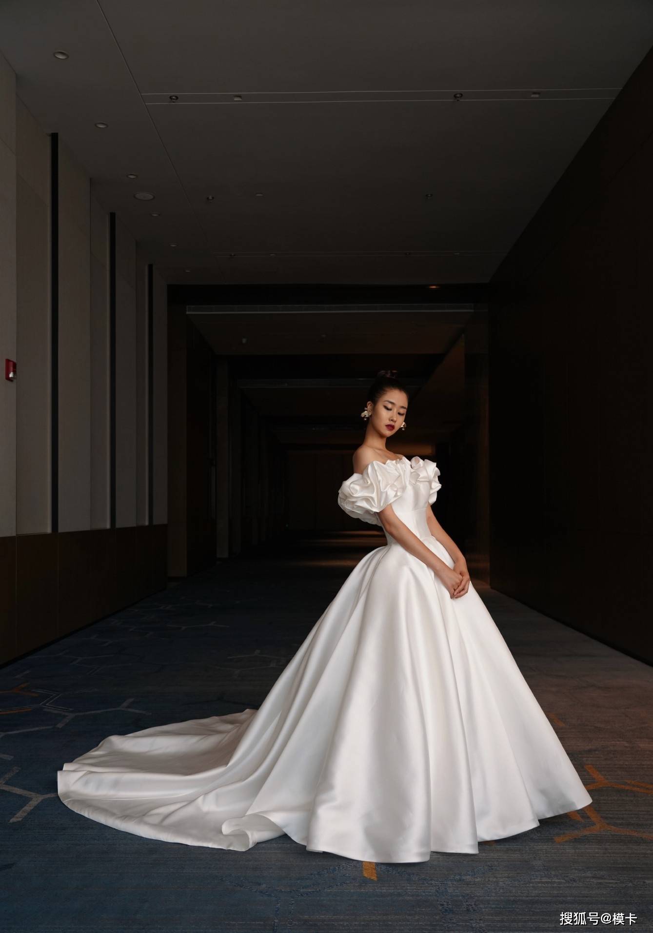 通告 模卡 推荐艺人：鹿柯