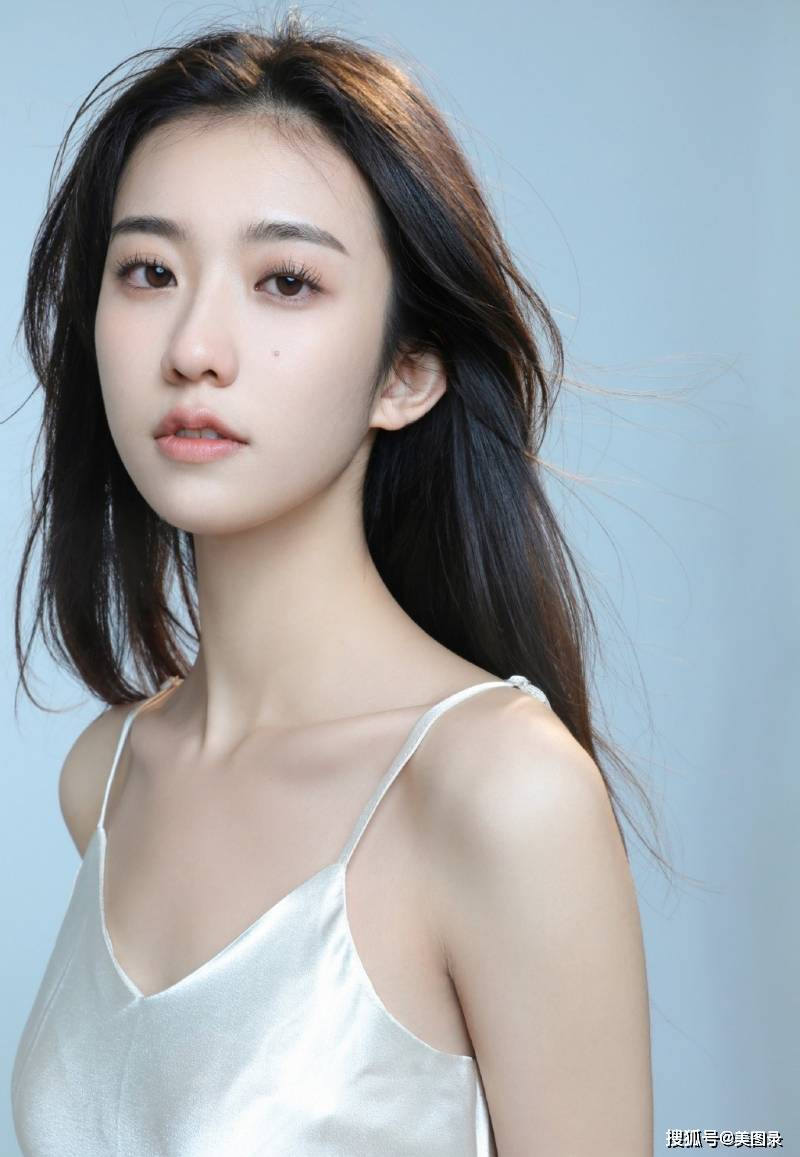 吊带美女圆润香肩精致锁骨