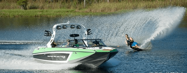 借助造浪艇导流推动冲浪者向前滑行,不但具有运动的趣味,也增添了娱乐